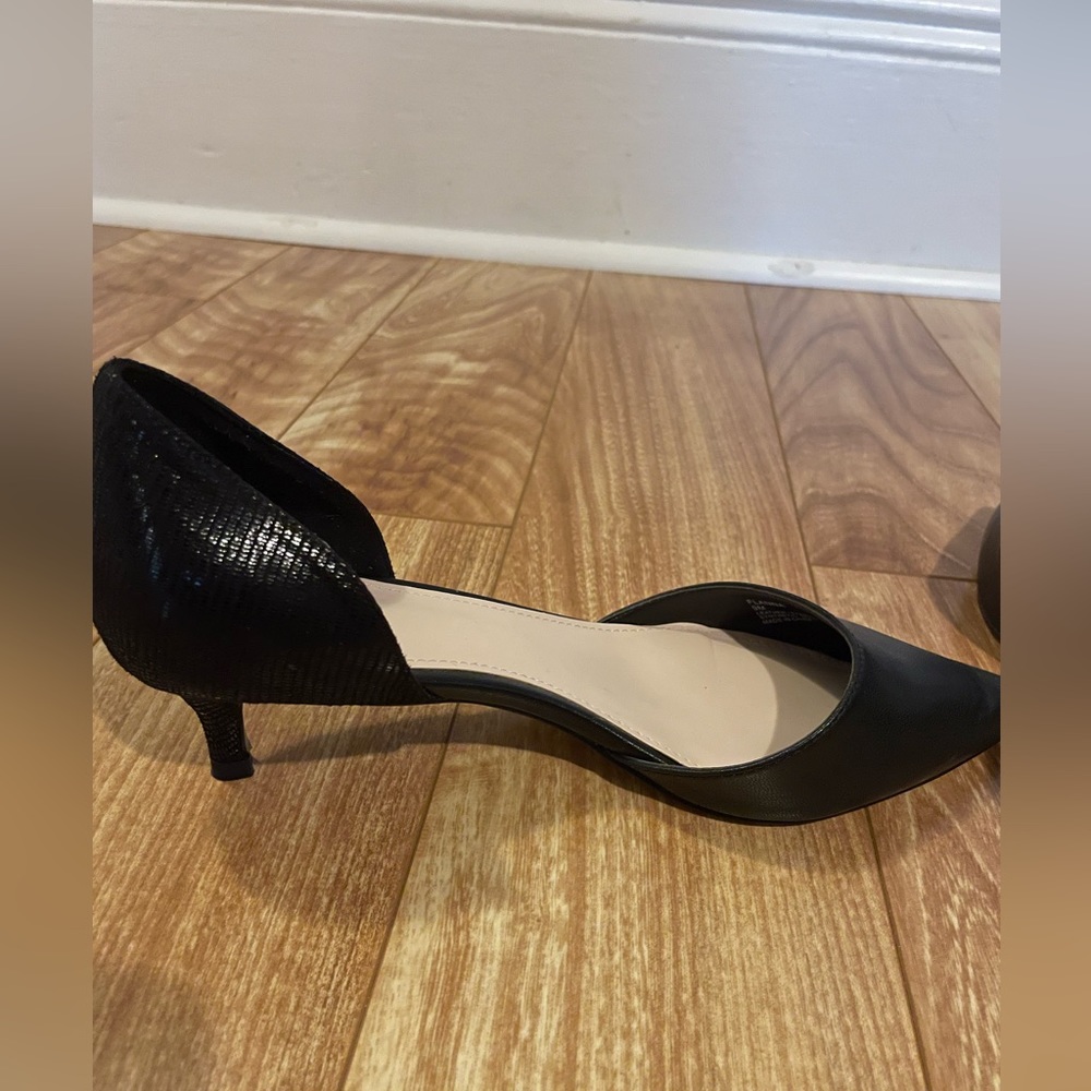 Black Tahari kitten heels